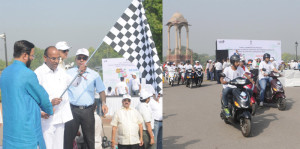 Union Minister for Heavy Industries and Public Enterprises, Anant Geete and the Minister of State for Environment, Forest and Climate Change (Independent Charge),  Prakash Javadekar launching a public campaign to promote the National  Scheme on Fast Adoption and Manufacturing of (Hybrid &) Electric Vehicles (FAME) in India, at a function, in New Delhi.