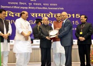 R.S.T. Sai, CMD, NHPC receiving first prize under Rajbhasha Kirti Puraskar Scheme 