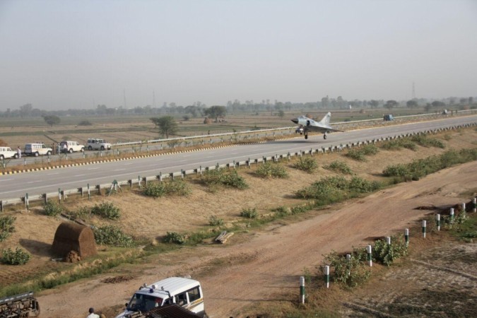 Fighter planes on Agra-Lucknow Expressway