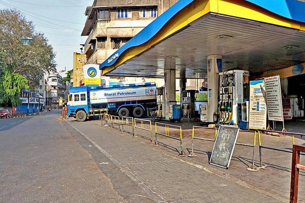 Pune administration restricts fuel distribution to only vehicles exempted from lockdown