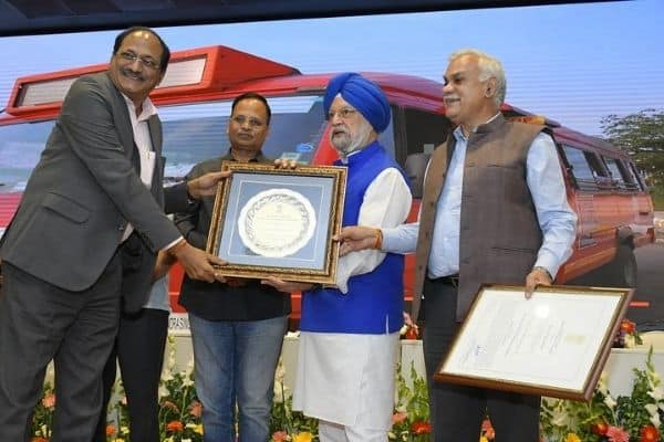 MoHUA presents DMRC with ‘Award of Excellence in Urban Transport’