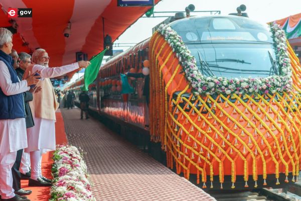 PM Modi Flags Off India’s First Vande Bharat Sleeper Train on Howrah–Guwahati Route
